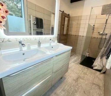 Bize-Minervois Lit Et Petit-Déjeuner | La Villa Du Menhir Chambre d'hôtes