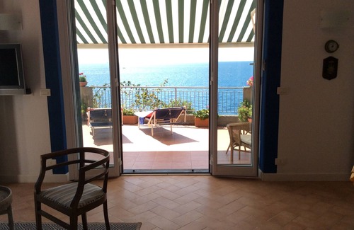 Moneglia Appartement | Bel appartement avec terrasse panoramique avec piscine à usage exclusif