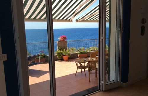 Moneglia Appartement | Bel appartement avec terrasse panoramique avec piscine à usage exclusif