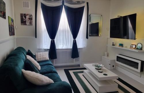 Bow West Maison | Lackco's Dulux Room for Royals