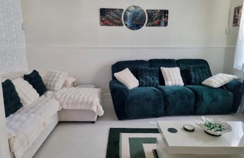 Bow West Maison | Lackco's Dulux Room for Royals