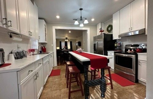 Harlandale Maison | Midnight Lantern Riverwalk 3.8 miles/ Golf 5.7mi /AF BMT/ Foosball Table