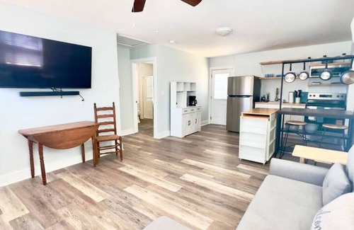 Laguna Beach Maison | Laguna Beach Bungalow|Sleeps4|Patio|Steps to the sand!