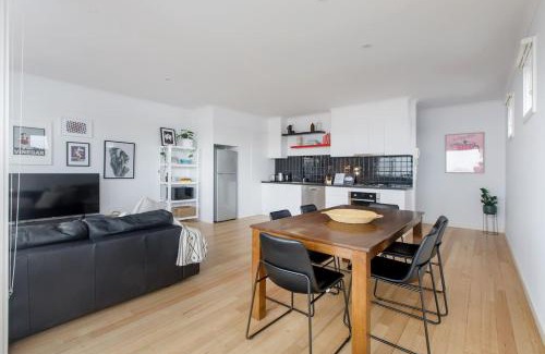 Brunswick Appartement | 'Laidback Lygon' A Two-storey Inner-city Oasis