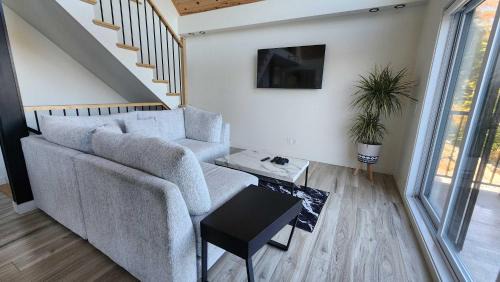 Saint-Prosper Chalet De Ski | Lake and Pool table - The Dorchester