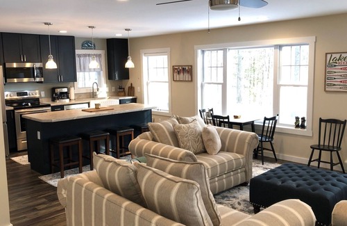 Lake Arrowhead Maison | Lake Arrowhead lakefront retreat: beach, dock, boat, fish, relax, adventures
