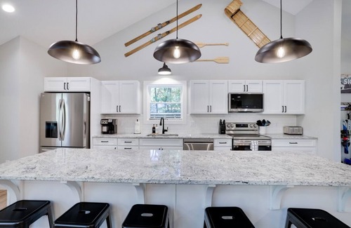 Jim Thorpe Cabine | Lake & Beach + Firepit + King Beds + Swing set