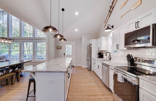 Jim Thorpe Cabine | Lake & Beach + Firepit + King Beds + Swing set