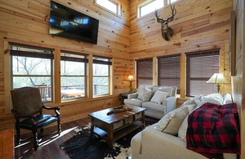 Bridgeport Maison | Lake Bridgeport - Spacious Cabin Hot Tub FirePit