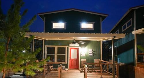 Bridgeport Maison | Lake Bridgeport - Spacious Cabin Hot Tub FirePit