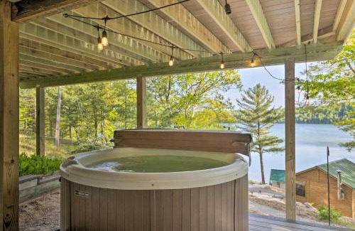 Lake Township Maison | Lake Cabin in Honor with Hot Tub, Dock and Sauna!