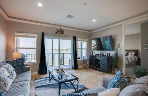 Seven Coves Appartement | Lake Conroe Waterfront Home Patio and Shared Pool!