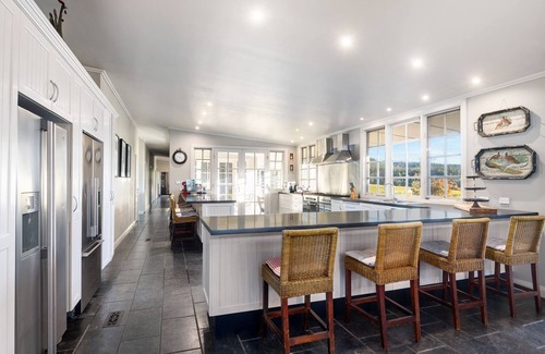 Kangaroo Valley Maison | Lake David Luxury Lake House set on 40 acres - Sleeps 18