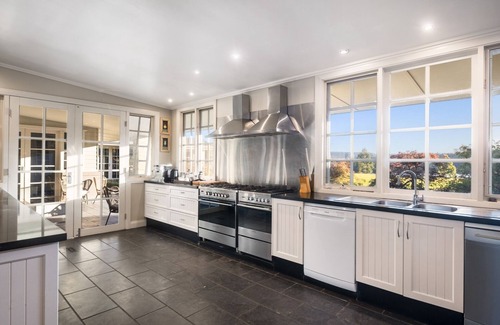 Kangaroo Valley Maison | Lake David Luxury Lake House set on 40 acres - Sleeps 18