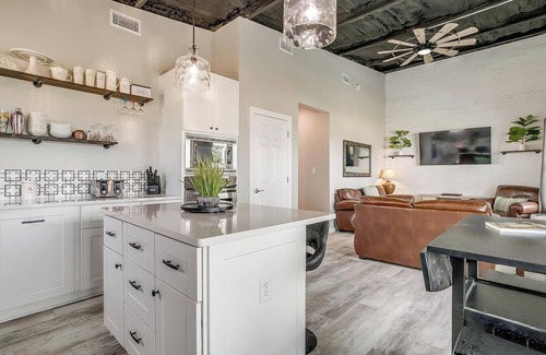 Bridgeport Maison | The Bolden Boathouse lake views, corn-hole, 2 miles from boat ramp