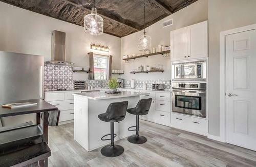 Bridgeport Maison | The Bolden Boathouse lake views, corn-hole, 2 miles from boat ramp