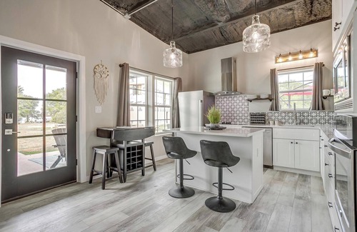 Bridgeport Maison | The Bolden Boathouse lake views, corn-hole, 2 miles from boat ramp