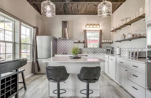 Bridgeport Maison | The Bolden Boathouse lake views, corn-hole, 2 miles from boat ramp