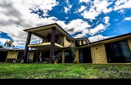 Eildon Maison | Lake Eildon Heights is situated on 30 acres adjoining 600 acres of