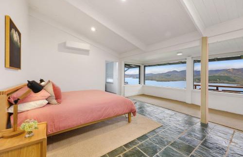 Mansfield Maison | Lake Eildon Retreat - Breathtaking Views - Sleeps 12