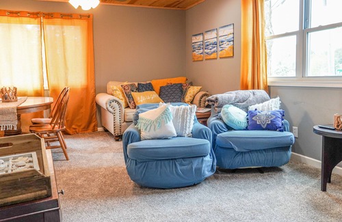 Lake Erie Beach Maison | Pet Friendly- Directly across the street from the beach