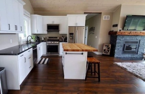Armour Cottage | Lake Escape - Luxury Cottage With private man-made beach and shallow water entry