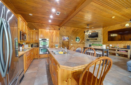 Hoyt Cabine | Lake Eufaula Cabin w/ Hot Tub & Large Deck