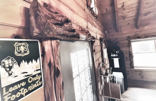 Checotah Cabine | Lake Eufaula Log Cabin with Hot Tub + WiFi