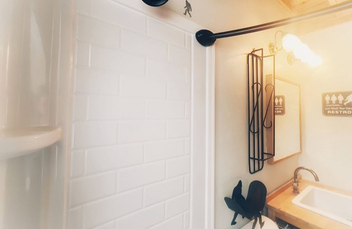 Checotah Cabine | Lake Eufaula Log Cabin with Hot Tub + WiFi