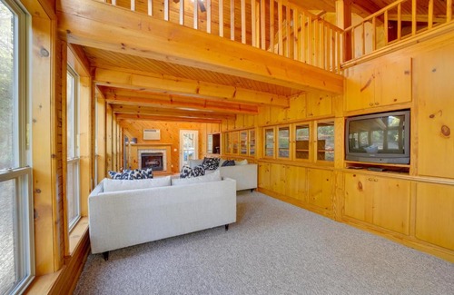 Hoyt Maison | Lake Eufaula Retreat with Boat Slip and Fireplace!