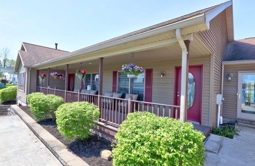 Himrod Maison | Lake front 8-bedroom house with movie theatre, hot tub, and game room!