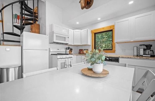 New Durham Maison | Lake Front Cabin with Private Dock & Amazing Views