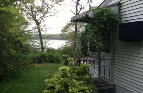Charlestown Maison | Cottage au bord du lac, à 2 miles des plages du sud du RI