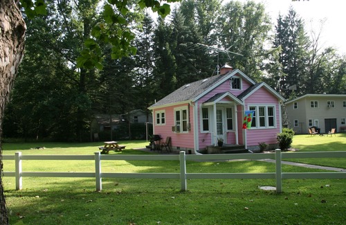 Lakeside Cottage | Lake Front Cottage in Michigan's Harbor Country "Sandy Shores 2"