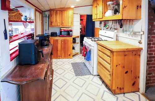 Ashburnham Maison | LAKE FRONT: Cozy 4-bedroom lake CAMP with WiFi and an outdoor firepit!