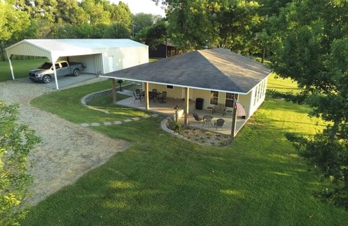 Wills Point Maison | Lake Front Gated Property Private Dock Book 3 Nights - Get 4th Night Free.