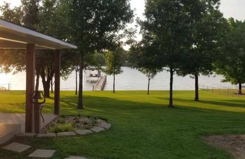 Wills Point Maison | Lake Front Gated Property Private Dock Book 3 Nights - Get 4th Night Free.