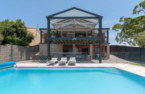 Arcadia Vale Maison | Lake Front Home 4 Bedrooms Pool Jetty