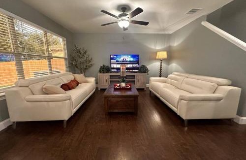 Grand Prairie Maison | Lake Front Home, around 15 minutes drive to AT&T and Epic Water