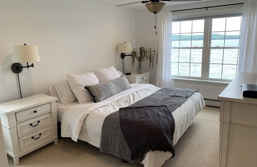 Wakefield Maison | Lake front home on Great East Lake