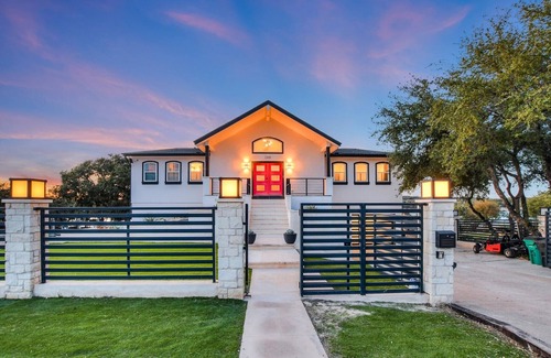 Highland Lake Estates Maison | Lake Front Home with Pool, Dock, Views, Sports Court, & Beautiful Sunsets!