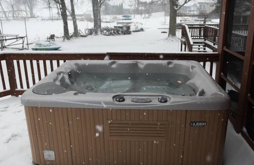 Brewerton Maison | Lake front house with Pool and hot tub
