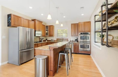 Waterloo Maison | Lake front/kayaks/private dock/ firepit/game room w/ pool table/ sleeps up to 14