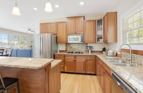 Waterloo Maison | Lake front/kayaks/private dock/ firepit/game room w/ pool table/ sleeps up to 14