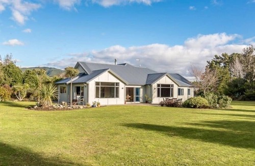 Paraparaumu Maison | Maison de style de vie au bord du lac avec sauna