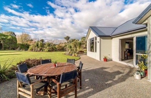 Paraparaumu Maison | Maison de style de vie au bord du lac avec sauna