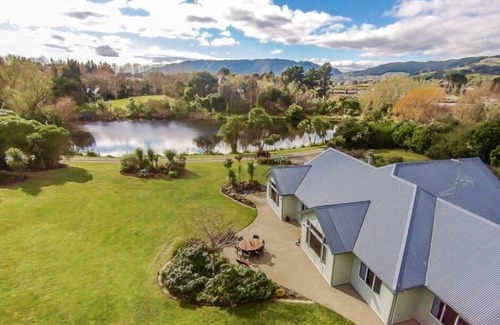 Paraparaumu Maison | Maison de style de vie au bord du lac avec sauna