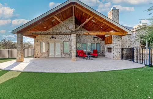 Buffalo Springs Maison | Lake Front Property in a Beautiful High-End Home