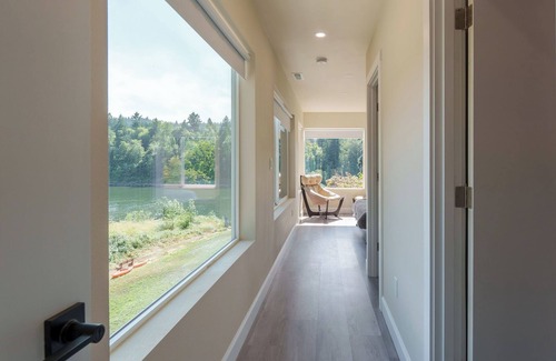 Oak Grove Maison | Lake Front - Spacious 6-bedroom house with AC, WiFi, Free Parking in Milwaukie!