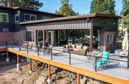 Oak Grove Maison | Lake Front - Spacious 6-bedroom house with AC, WiFi, Free Parking in Milwaukie!